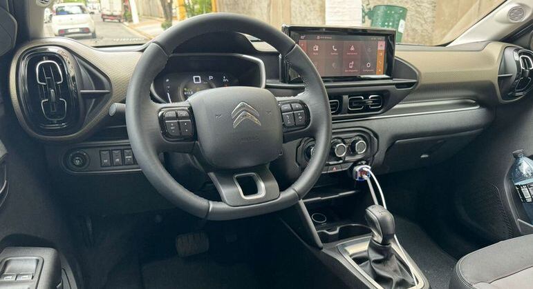 Central multimídia é de 10 polegadas com conexão com Android Auto e Apple CarPlay