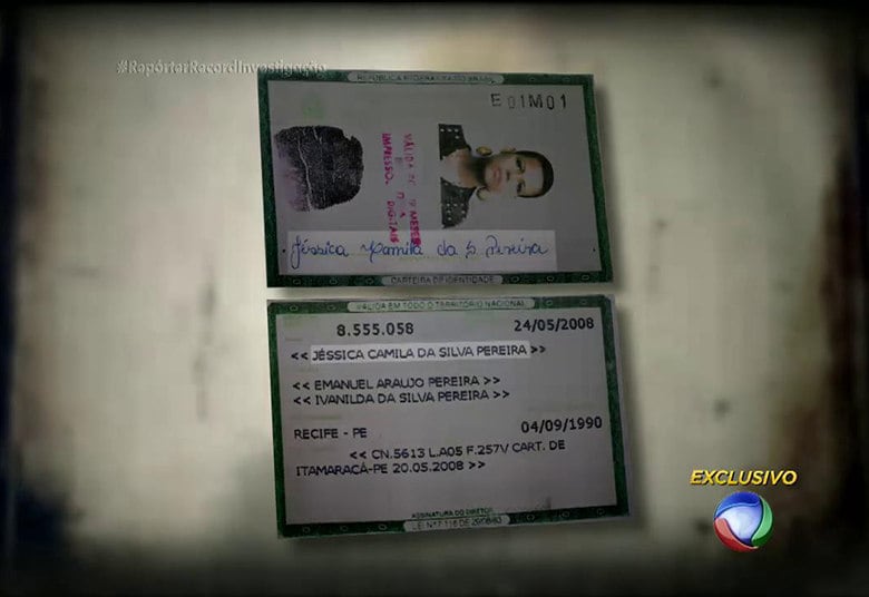 A menina passou, então, a
ter o nome do assassino como pai na certidão de nascimento. Jorge também
obrigou a comparsa, Bruna, a mudar de nome e assumir a identidade de Jéssica. Com os documentos falsos, a “nova família", formada por
Jorge, Isabel, Bruna e a criança, fugiram de Olinda

• VÍDEO: Canibais de Garanhuns contam detalhes de como matavam e consumiam a carne das vítimas
• No R7 Play você assiste ao Repórter Record Investigação quando e onde quiser. Experimente!
