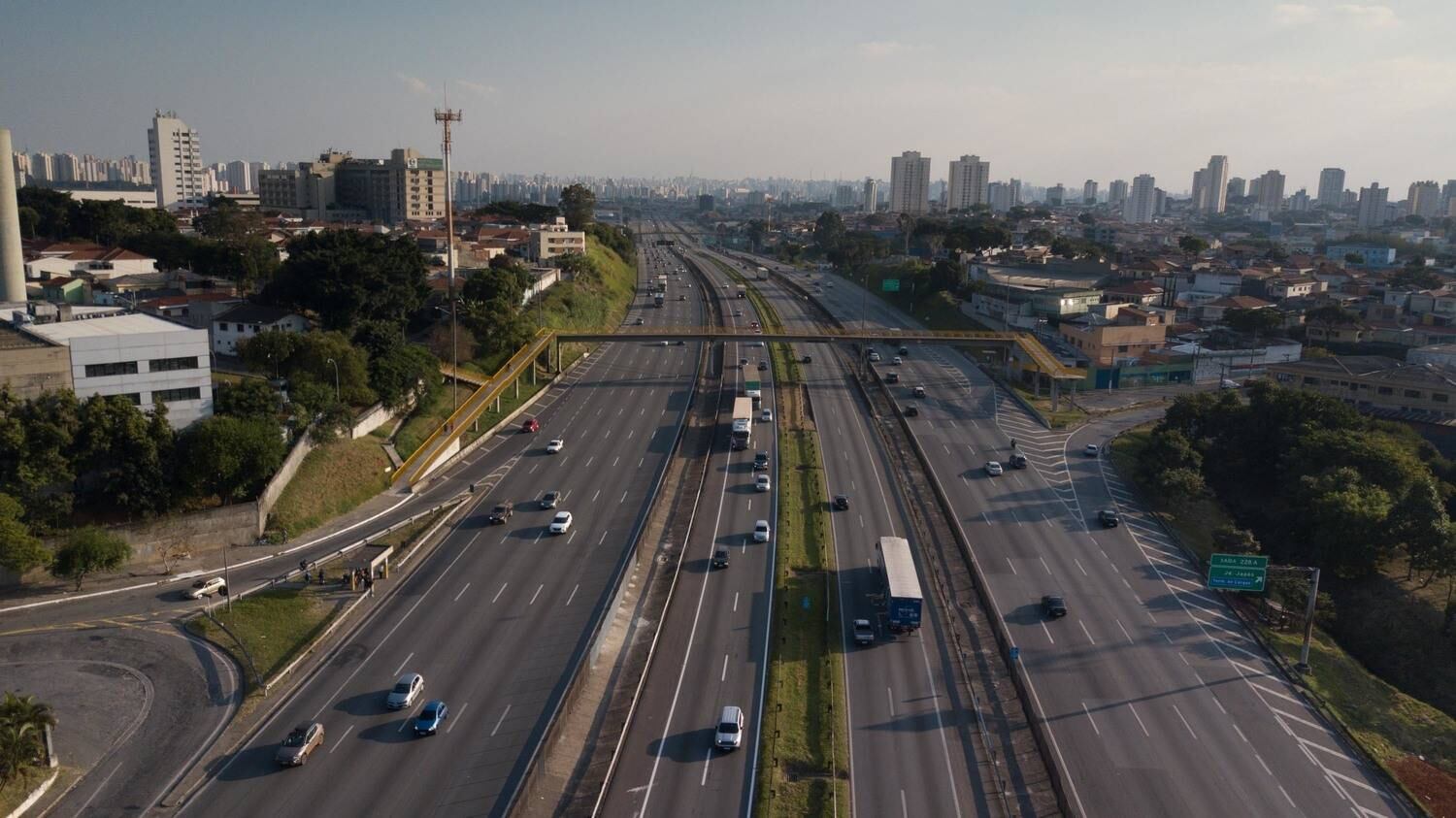 Dois ficaram feridos em um acidente envolvendo quatro carros e um caminhão