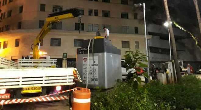 Banheiros sendo retirados após suspensão no Diário Oficial