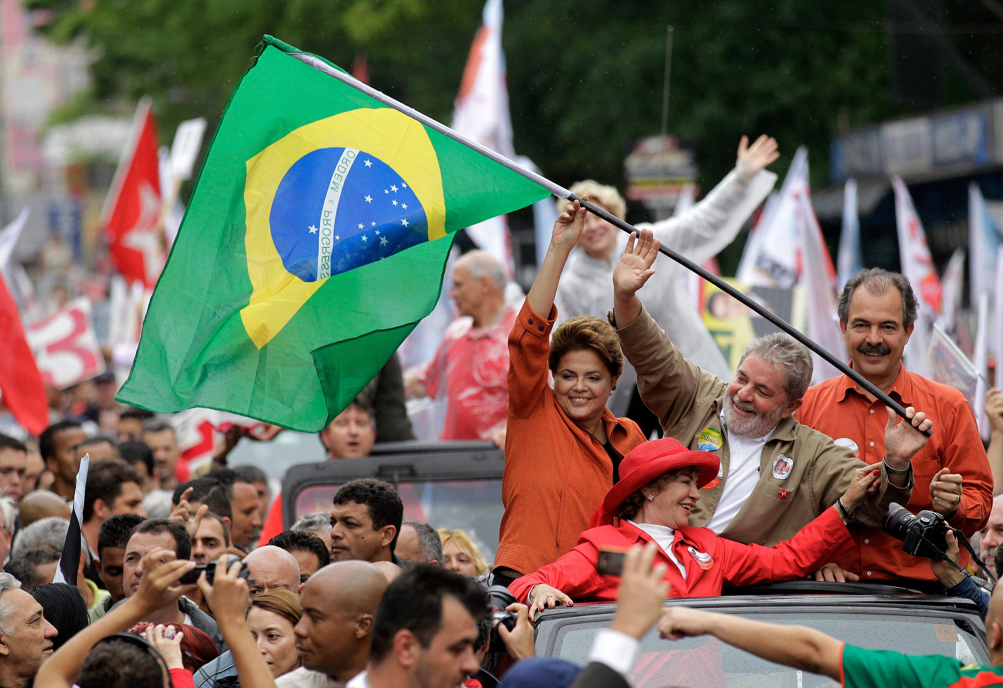 

Aqui
no Brasil, o governo federal já desembolsou R$ 5,1 bilhões em aquisição e
manutenção de veículos oficiais durante o ano passado.

Segundo o site Contas
Abertas, esse valor é três vezes maior do que o gasto de 2011, quando R$ 1,6
bilhão saiu dos cofres públicos.

Especula-se que o governo sequer saiba quantos
veículos possui. As despesas incluem acessórios, combustíveis e lubrificantes,
impostos, taxas e pedágios, aluguel de carros e até serviços de estacionamento

