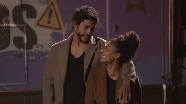 Os casais também serão surpreendidos por uma dinâmica na qual os maridos têm um curto período de tempo para pendurar nas esposas todas as peças que levaram nas malas — eles só podem manter no confinamento os itens que as mulheres conseguirem segurar