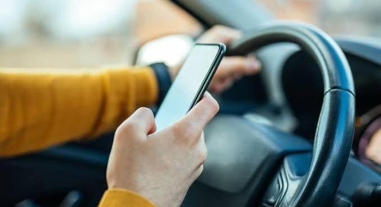 Uso de celular infelizmente ocorre de forma indiscriminada ao volante