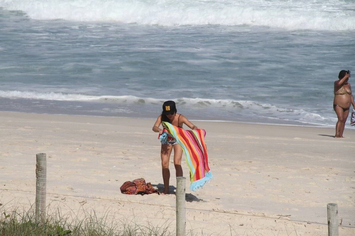 Isis Valverde esteve na praia da Reserva, no Rio