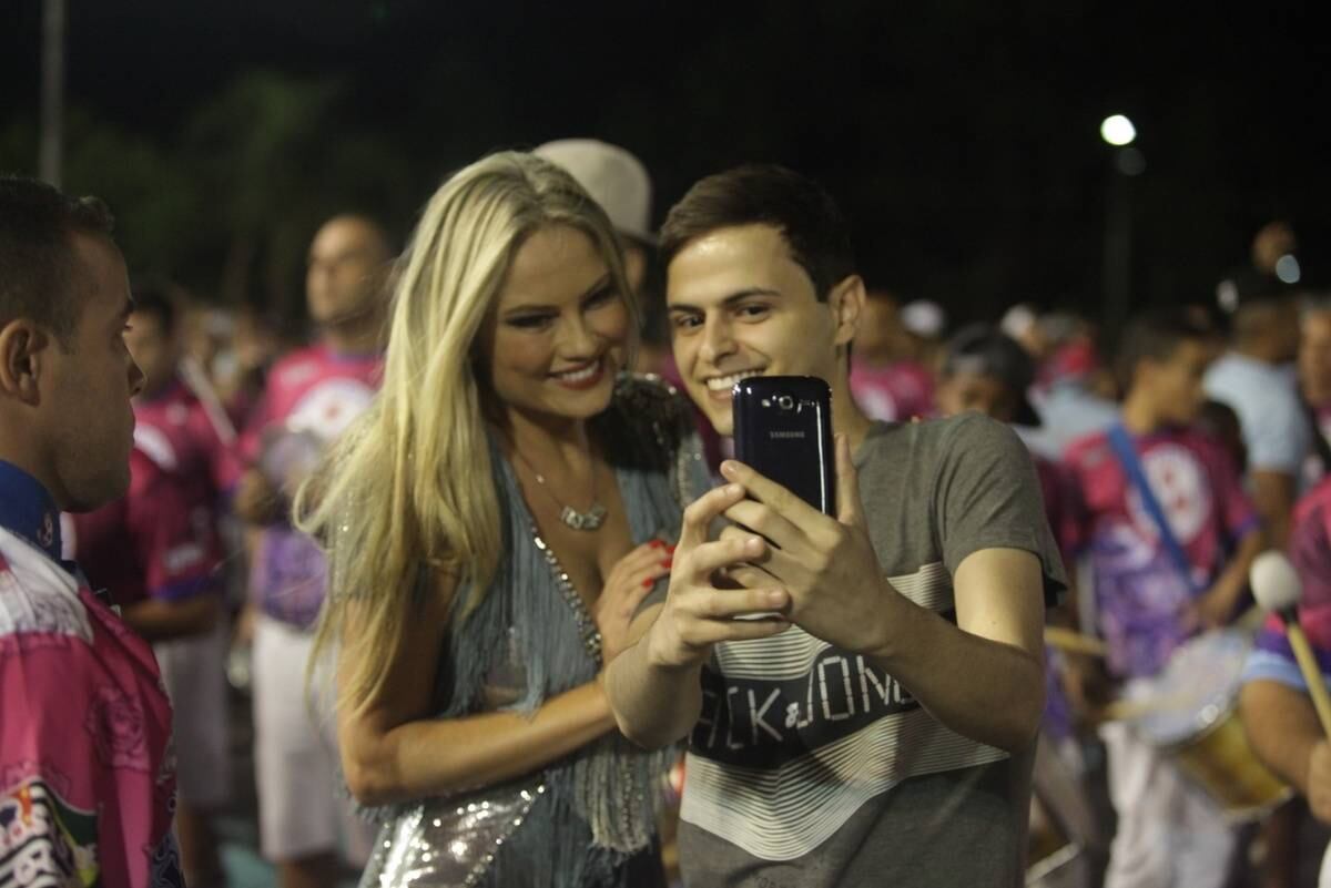 Simpática, ela atendeu a fãs que compareceram ao ensaio