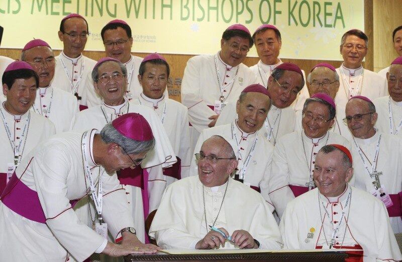 O papa Francisco sorri enquanto assina o livro de visitants  depois de encontro com bispos na Conferência Coreana
de Bispos em Seul, na Coreia do Sul 