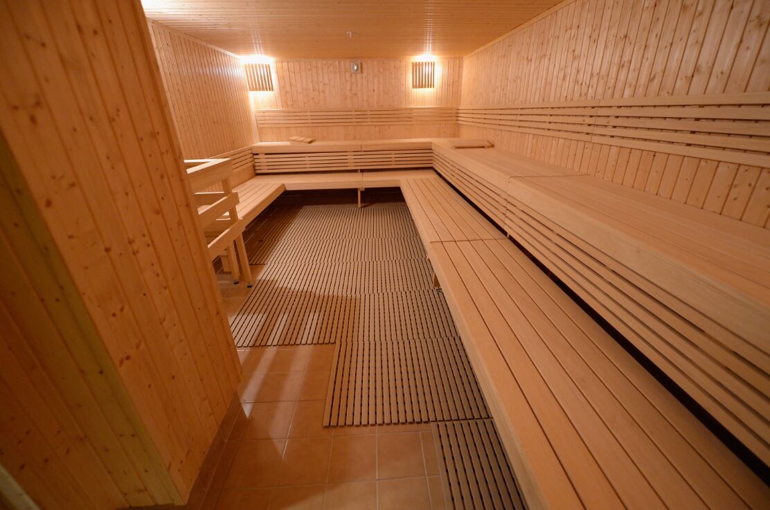 Os finlandeses inventaram a sauna há milhares de anos, quando alguém cavou um buraco e aqueceu algumas pedras. Com a água em contato com a pedra, o local se aquece com o vapor chamado loyly.

No país, a sauna é popular e está praticamente em todas as casas, universidades, ambientes de trabalho, navios, minas, fábricas e, claro, em estabelecimentos próprios na rua. Para os cerca de 5,5 milhões de habitantes do país, há 3,3 milhões de saunas. A sauna é lugar de relaxamento muscular, um boa conversa, festas e sobretudo um espaço para a higiene física e mental.

Mas o esquisito é que ela é frequentada em grupos de ambos os sexos completamente pelados, e na história já foi usada por mulheres na hora do parto
