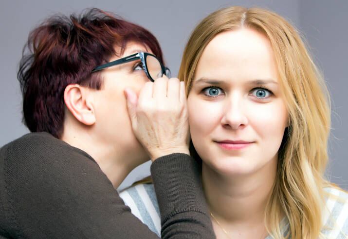 Nunca forneça as suas senhas para ninguém. Breternitz acredita que esse é um dos principais aspectos que facilita o vazamento de fotos e informações íntimas.

— Muitas pessoas, ao tentar dar uma prova de confiança para um amigo ou namorado(a), compartilham as suas senhas de redes sociais, e-mail, e até mesmo o código de desbloqueio do celular. Fazendo isso você aumenta as chances de ser vítima de um ataque virtual