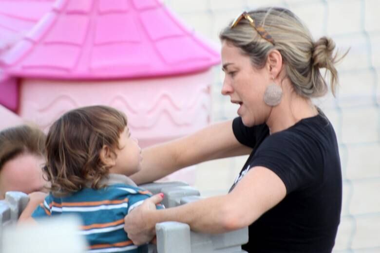 O garotinho é filho da atriz com o surfista Pedro Scooby