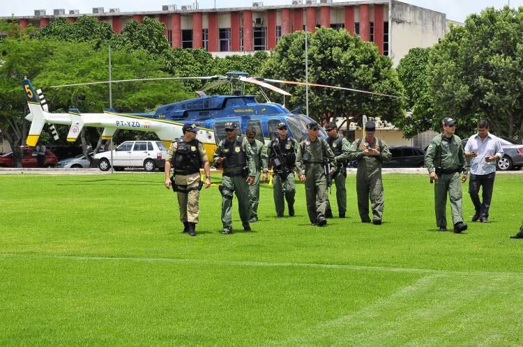 
Após uma série de revoltas em nove presídios no Rio Grande do
Norte, o governo estadual pediu auxílio de tropas da Força Nacional, como forma
de reforçar a segurança nas unidades onde ocorreram revoltas. Na manhã desta
terça-feira 17) chegaram 79 homens, mas o contingente total esperado é de 300


* Do Estadão Conteúdo, com informações da Rede Record