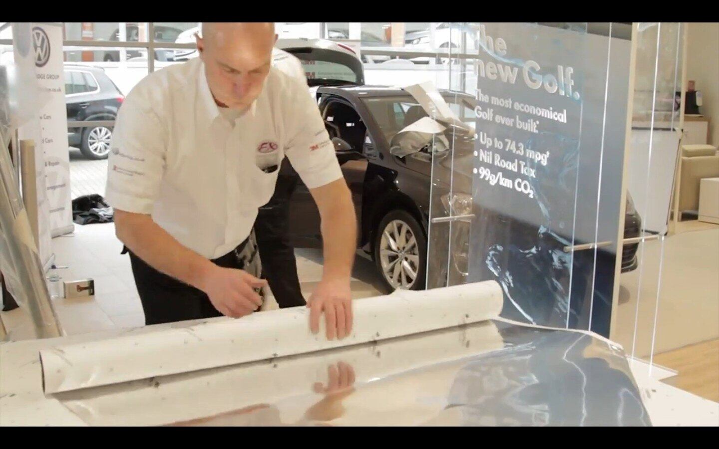 O envelopamento usa enormes folhas cromadas autoadesivas feitas pela 3M
VEJA TAMBÉM
> RAM faz picape enfurecida para divulgar novo filme do Super-Homem
> Direto da idade da pedra: carro do filme Os Flintstones movido com os pés vai a leilão
Quer saber tudo sobre carros? Acesse R7.com/carros