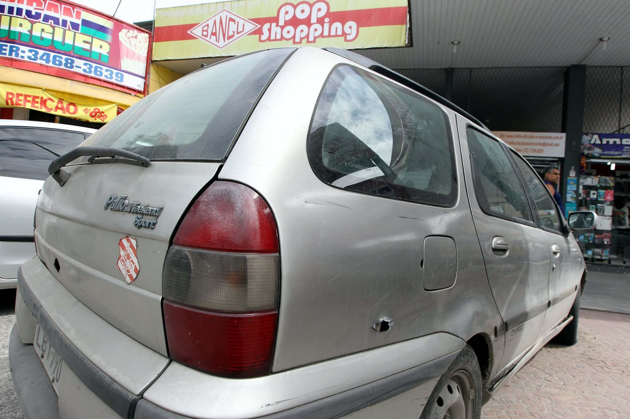 Marcas do tiroteio entre PMs e bandidos, que durou cerca de cinco minutos na porta do Fórum de Bangu, podiam ser vistas na manhã desta sexta (1º) em um carro na região do tribunal