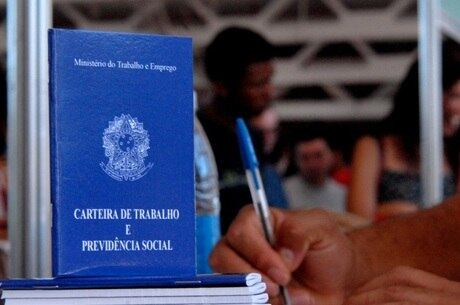 Número de trabalhadores com carteira de assinada ficou estável