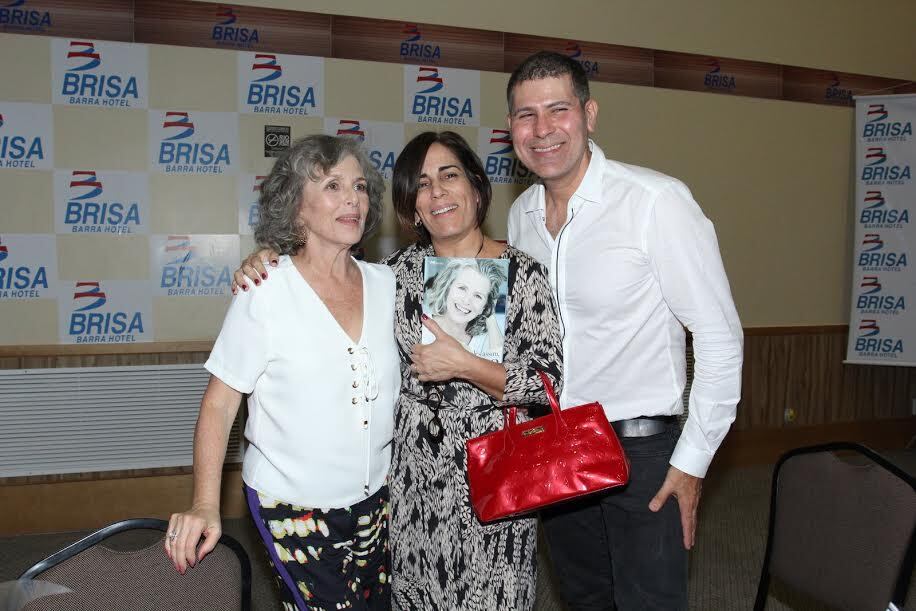 Gloria Pires posou para foto com a homenageada da noite
