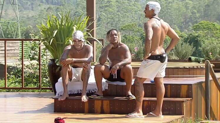 Se a ideia é descolorir os fios, pode falar com Yuri e WL. Os 'cabeças brancas' do reality adoraram o efeito platinado e até Laranjinha entrou na onda ao aplicar a tintura no cavanhaque 