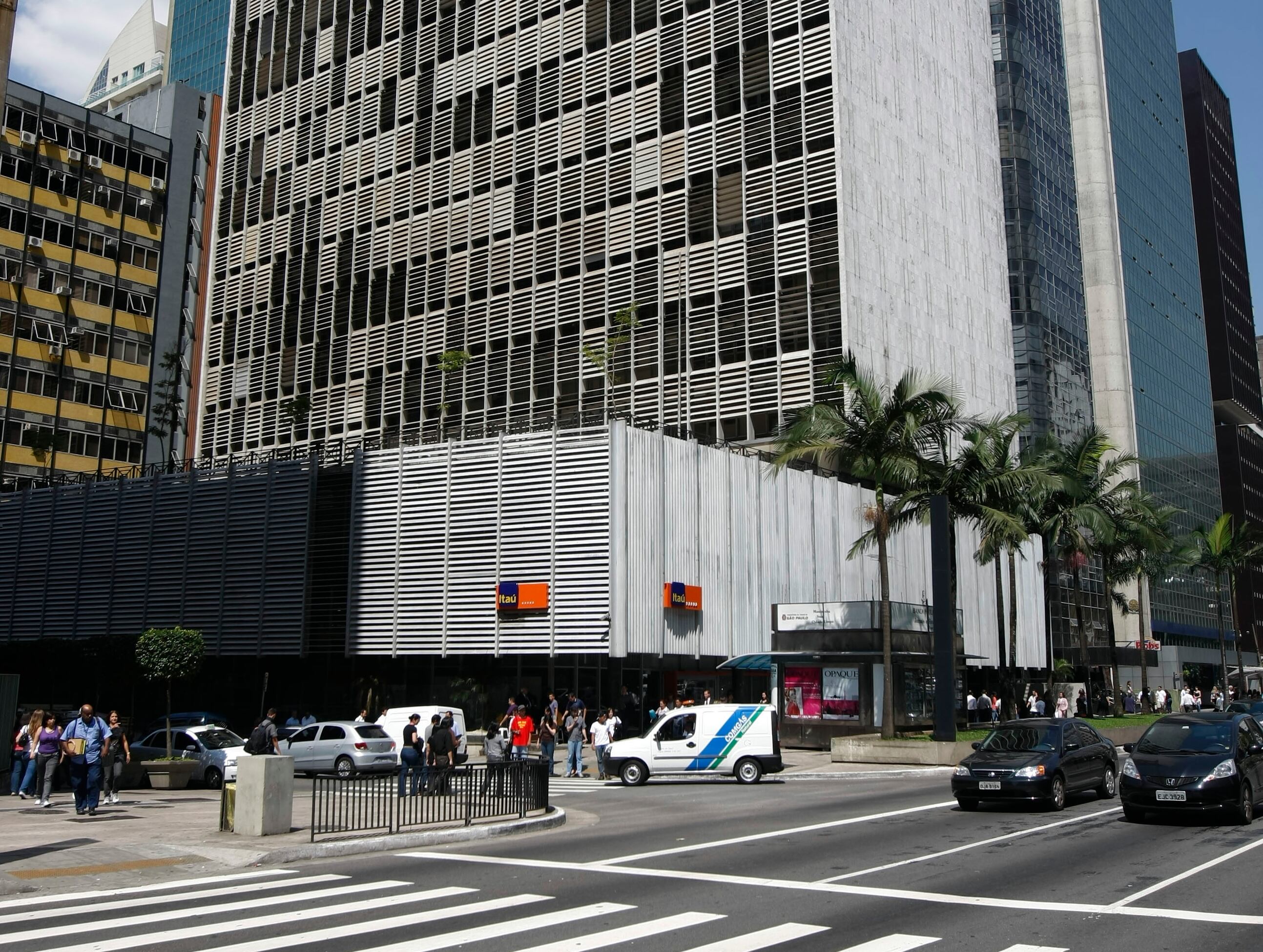 Um organograma bem definido e um planejamento de pouco mais de um ano levaram uma quadrilha altamente especializada a arrombar os 171 cofres da agência do Itaú na avenida Paulista e a levar joias, relógios, dinheiro e outros bens de 142 deles. O roubo foi um dos maiores do País e aconteceu na madrugada de 27 para 28 de agosto de 2011. Segundo a polícia, 13 criminosos foram identificados - três deles foram presos ainda naquele ano. Em 2013, foi preso João Paulo dos Santos, considerado o mentor do assalto. Na sentença que o condenou, a Justiça estimou o valor do roubo em R$ 250 milhões, podendo ter chegado a R$ 500 milhões, total que transforma o caso no mais robusto da história do País