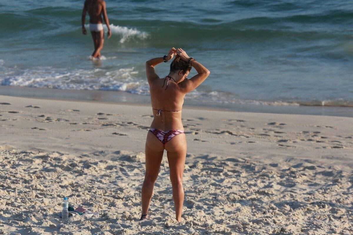 Aos 47 anos, Christine Fernandes exibe o corpão em dia de praia
