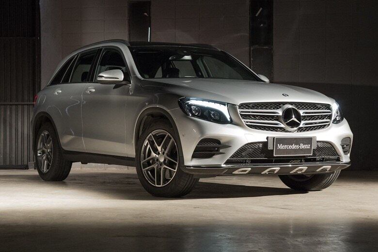 Entre os principais itens de série, ele traz: Start/stop; Dynamic Select; Acabamento interno em black piano; air bag para os joelhos do motorista; Câmbio automático 9G-Tronic com paddle-shift; Cruise Control com Speedtronic; Ar-condicionado automático com duas zonas
