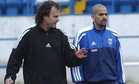 O craque argentino Verón já revelou que em um treinamento da seleção da Argentina, Bielsa chamou todos os jogadores e perguntou se eles preferiam jogar em uma linha de quatro ou de três. Bielsa contou os votos e viu que os atletas queriam jogar em uma linha de quatro. Posteriormente, ele apenas disse: "Bom, isto demonstra qual é o esquema preferido de vocês. Quero anunciar, então, que vamos jogar com uma linha de três. Tchau!", e foi realmente embora