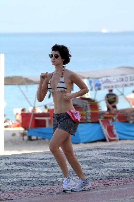 Maria Flor aproveitou o sol deste sábado (6), no Rio, e foi correr na orla