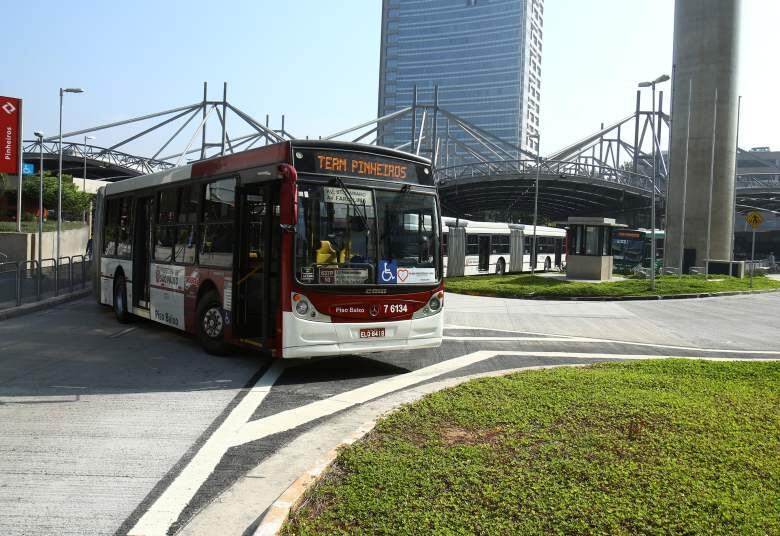 Prefeitura de São Paulo sanciona lei que autoriza motoristas de ônibus a pararem fora do ponto para mulheres e idosos após as 22h