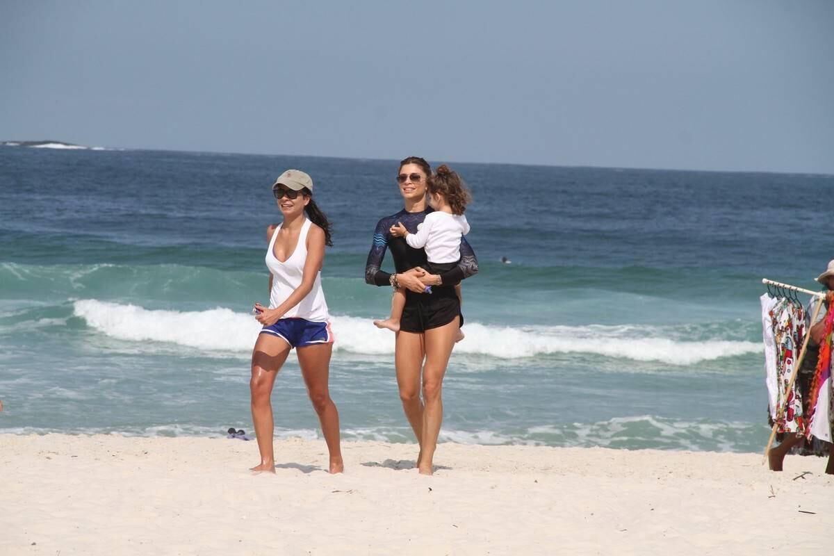 Grazi Massafera curtiu dia de sol na Barra da Tijuca