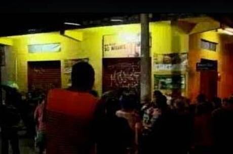 Porta do bar foi tomada por curiosos depois do crime