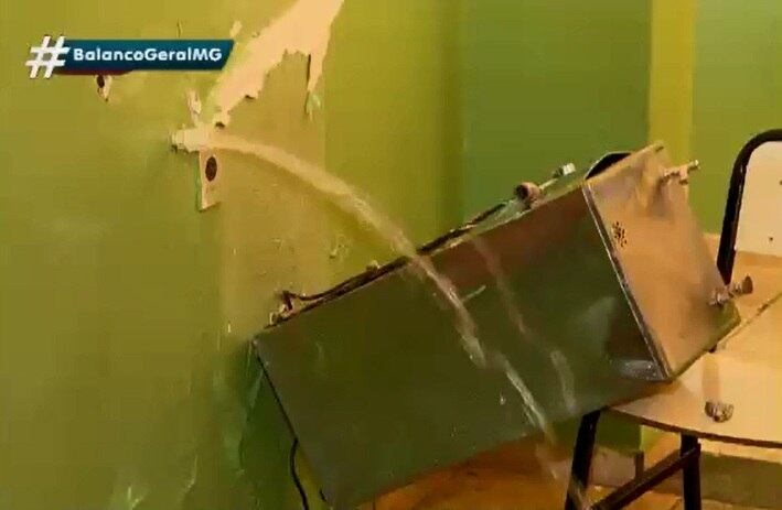 Eles arrancaram um bebedouro que acabou alagando as salas e corredores, quebraram quase todas as lâmpadas e diversos vidros