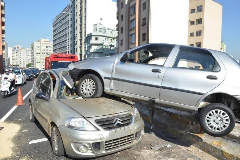 O acidente aconteceu por volta das 8h30 desta terça-feira (11), na altura da rua Ana Cintra. Os carros seguiam em direções contrárias quando um deles passou por cima da mureta e e bateu de frente no outro automóvel