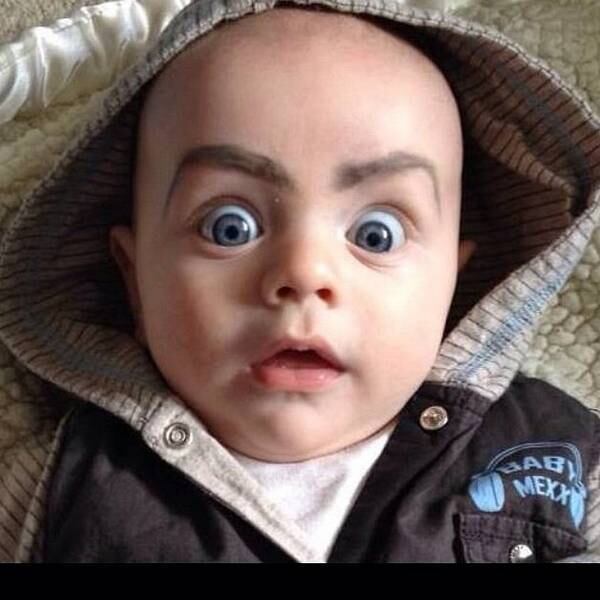 Mães e pais com um estranho senso de humor estão "obrigando" seus pequenos a posarem com sobrancelhas de adulto