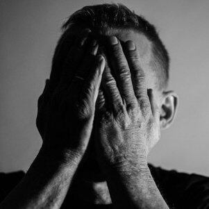 Morte de cantor acende alerta para aumento de casos de depressão no país