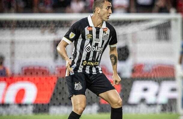 JOÃO SCHMIDT - Seguro durante todo o jogo. Soube proteger a zaga santista e deu bons passes no início das construções ofensivas - NOTA 6,5 - Foto: Raul Baretta/ Santos FC