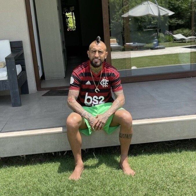 Vidal posa com a camisa do Flamengo durante as férias de dezembro de 2021