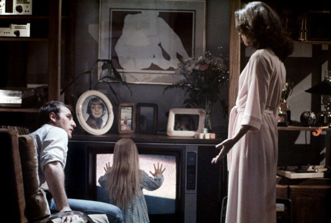 A casa amaldiçoada
Na trama de Poltergeist, a família Freeling se muda para uma nova casa, que parece ser amaldiçoada. Estranhamente, a casa na qual o filme foi gravado quase foi totalmente destruída por um terremoto anos depois das filmagens