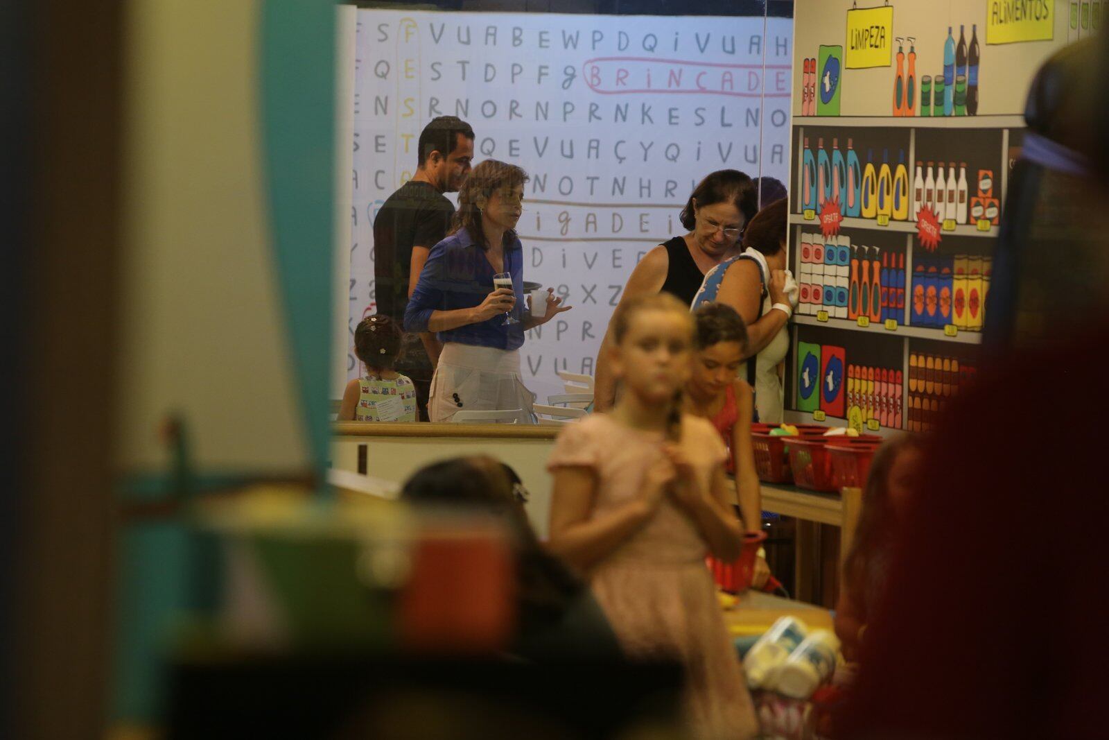 Drica Moraes comemora aniversário do filho adotivo em parque infantil