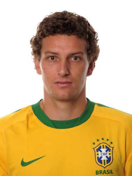 Elano jogava pelo Galatasaray e era titular no meio-campo brasileiro. Ao perder espaço na Europa, o meia voltou ao Brasil e atuou por Santos e Grêmio. Atualmente, está no Flamengo