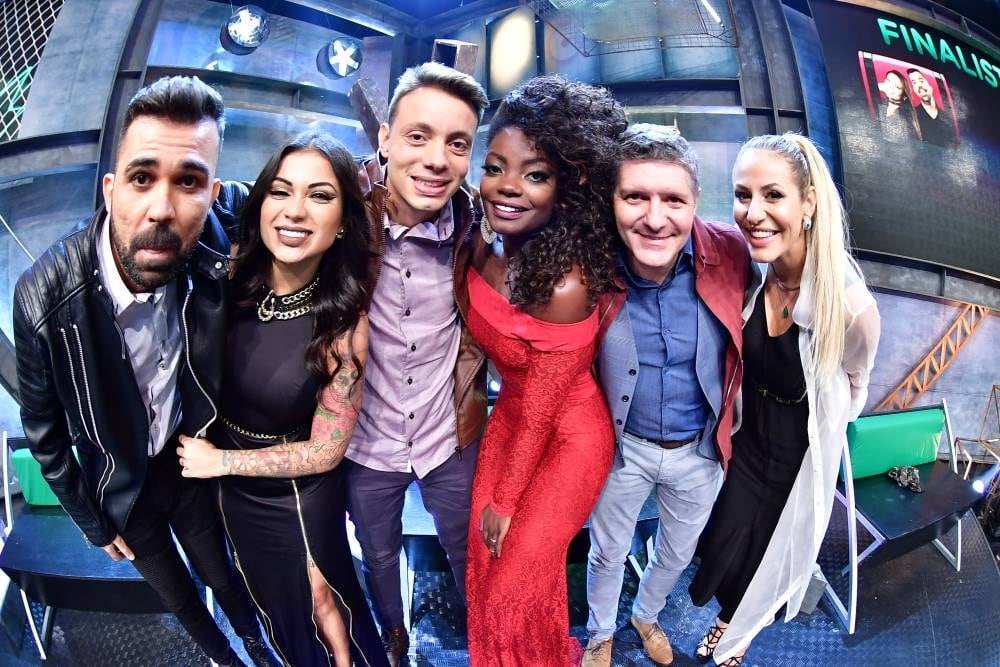 Ao final do programa, os casais finalistas celebram juntos e posaram para as câmeras