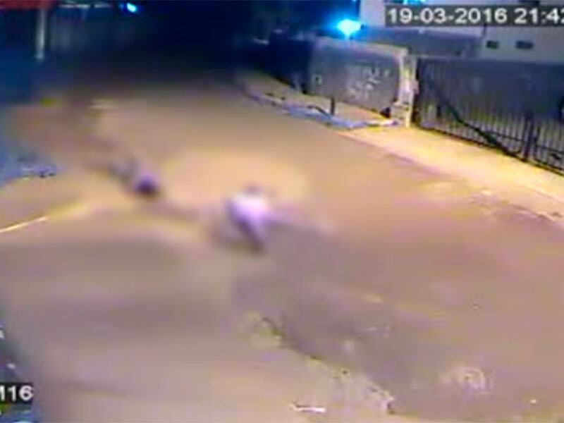 As mulheres ficam no chão e cinco minutos depois, os
moradores descem dos prédios para ver o que aconteceu. Apenas uma das vitimas
foi identificada como Eliete da Silva Ferreira