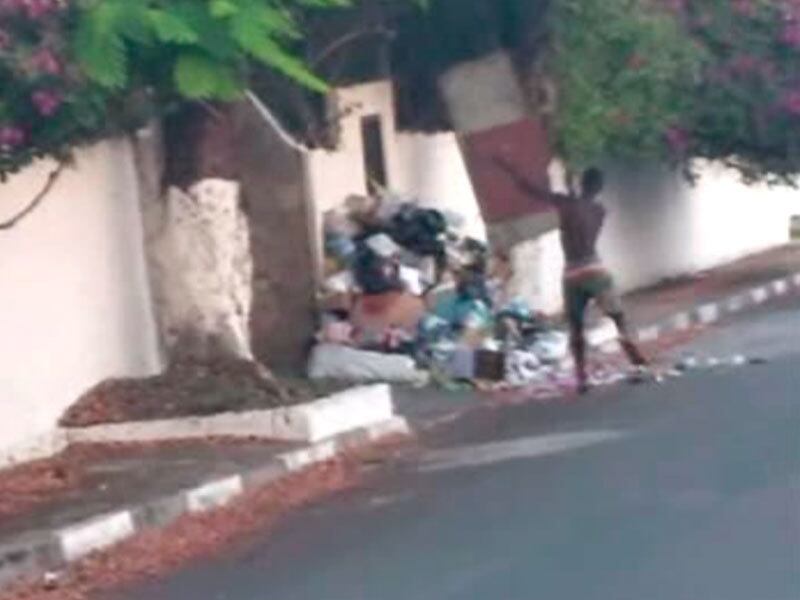 Os moradores de Camaçari, região metropolitana de Salvador,
resolveram protestar de forma diferente. Eles depositaram o lixo na frente da casa do prefeito e também na porta da prefeitura da cidade após reclamarem da falta de coleta de lixo no município
Experimente grátis toda a programação da Record no R7 Play
