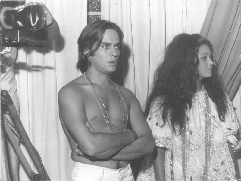 Ronnie também já atuou. Aqui aparece com a atriz Marlene França nos bastidores do filme Janaína, a Virgem Proibida, em 1973 