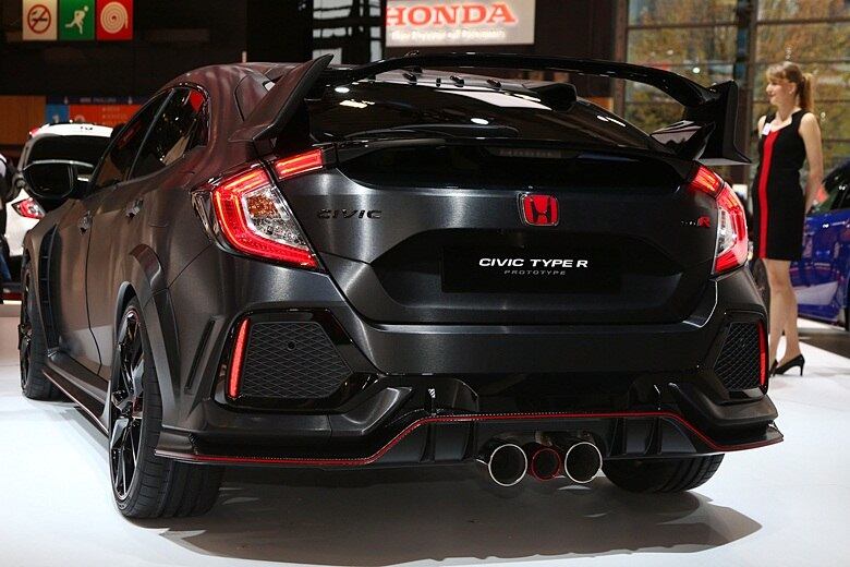 Um dos conceitos mais agressivos do motorshow francês, o novo Civic Type R sequer teve dados de motor e desempenho divulgados, mas já convence no visual. A carroceria foi massivamente modificada, ostentando saias frontais e traseiras em fibra de carbono contornadas por frisos vermelhos, e caixas de roda alargadas
