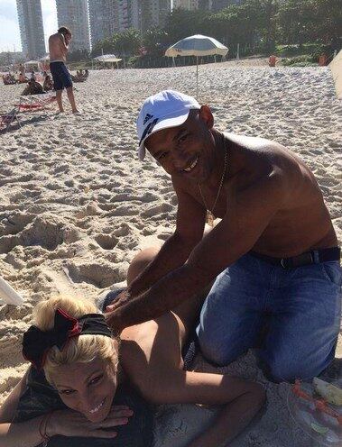 E nos dias que teve livre, Vicky aproveitou para ganhar uma massagem na praia e foi só elogios para o moço brasileiro que fez a gentileza