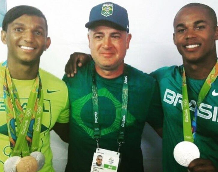 LAMENTARAM - O técnico Jesús Morlán faleceu neste domingo, aos 52 anos, na cidade de Lagoa Santa, em Minas Gerais, após perder uma dura luta contra um tumor no cérebro. O técnico deixou fãs e esportistas de luto. Reconhecido como peça fundamental no destaque que o remo brasileiro obteve nos últimos anos e pela conquistas de três medalhas olímpicas na Rio 2016 — como técnico de Isaquias Queiroz —, ele recebeu diversas homenagens (Foto: Reprodução Instagram)