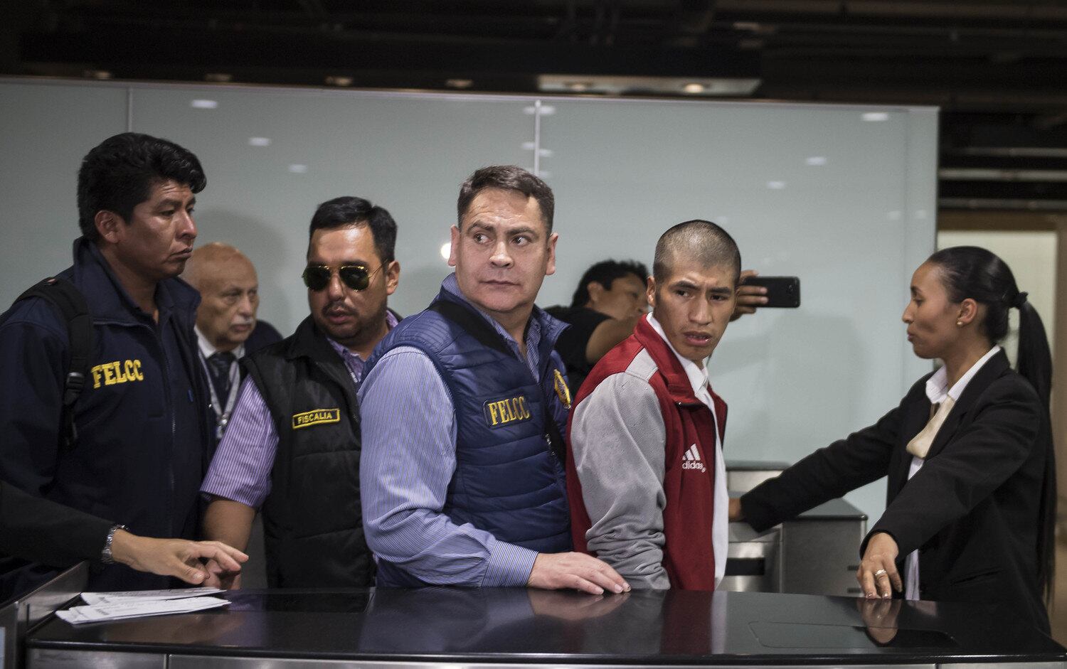 Hoje, no embarque, Eliot estava acompanhado de autoridades bolivianas no retorno ao país. No embarque, ele chorou, negou o crime e afirmou que o irmão foi o responsável
