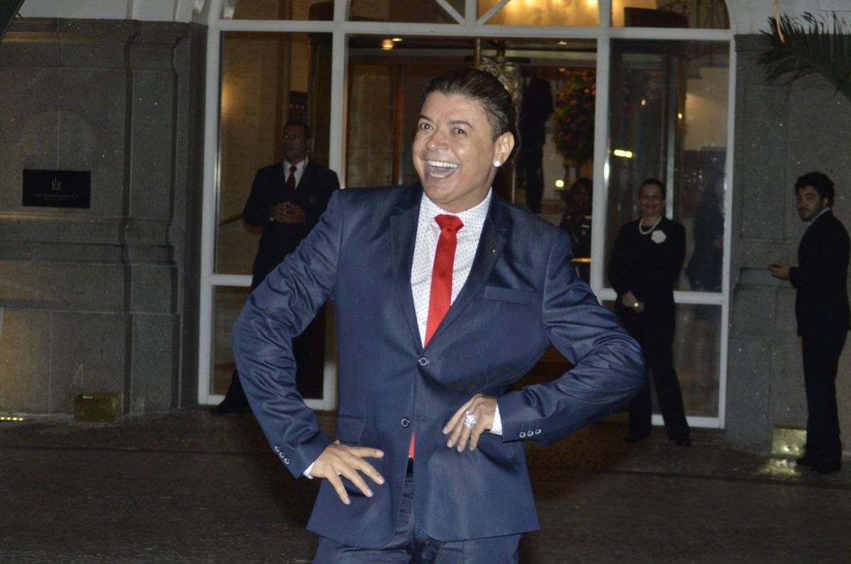 Com seu habitual bom humor, David Brazil brincou com seu look e desejou felicidades ao casal.

— Não
sei se vão me deixar entrar, estou muito feliz pelo Latino. Ele é um showman
do Brasil. Eu o conheço desde quando a Kelly não era Key. Sou amigo do casal e
desejo tudo de bom para eles
