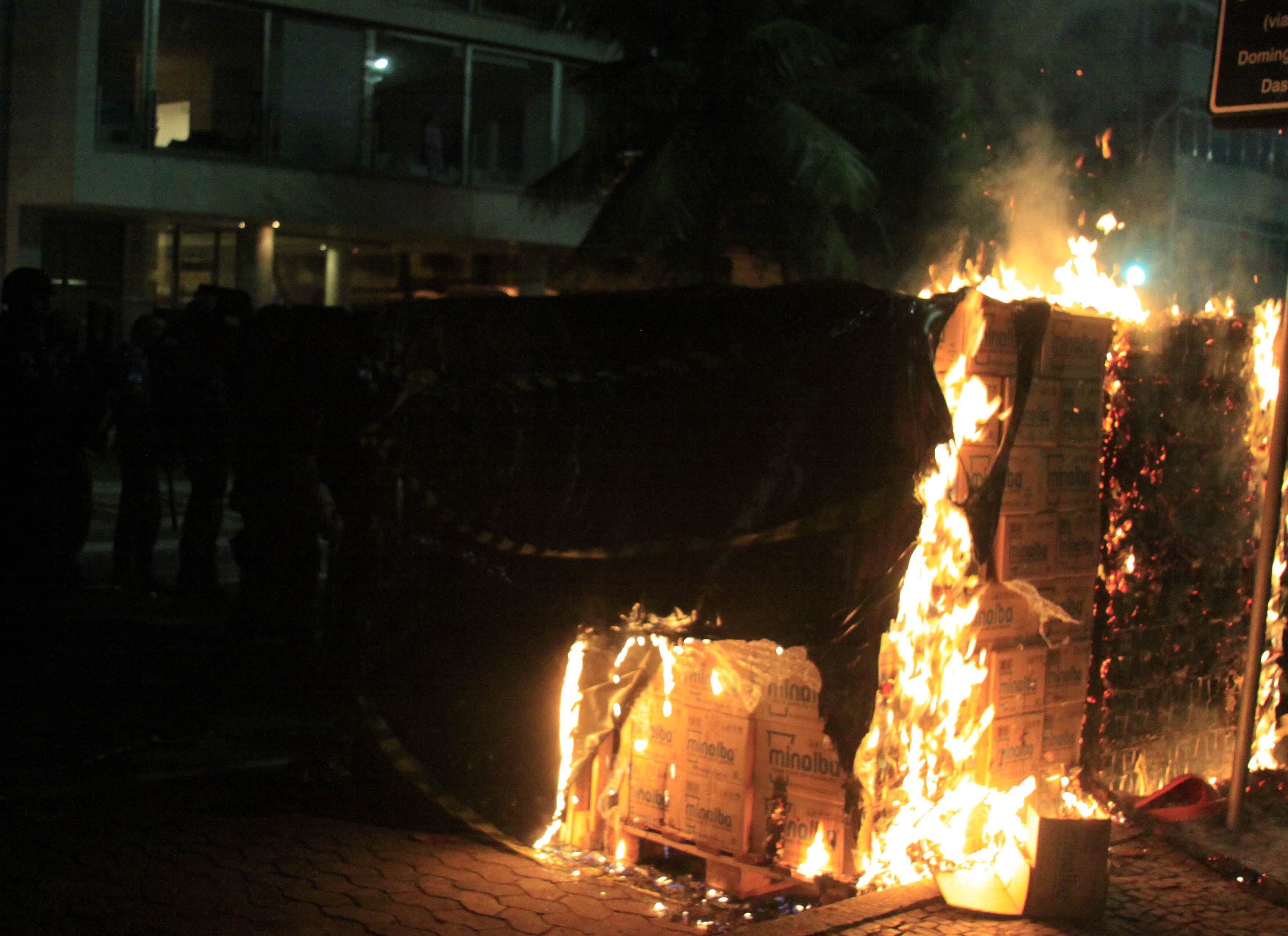 Durante a
confusão, manifestantes incendiaram lixeiras e uma pilha de engradados
de garrafas de água mineral que estava próxima ao calçadão da praia do
Leblon