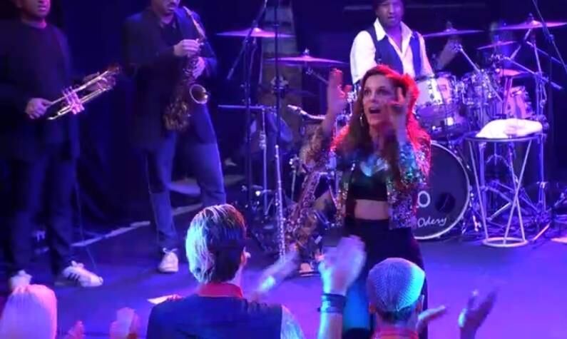 A cantora cantou até Lepo, Lepo