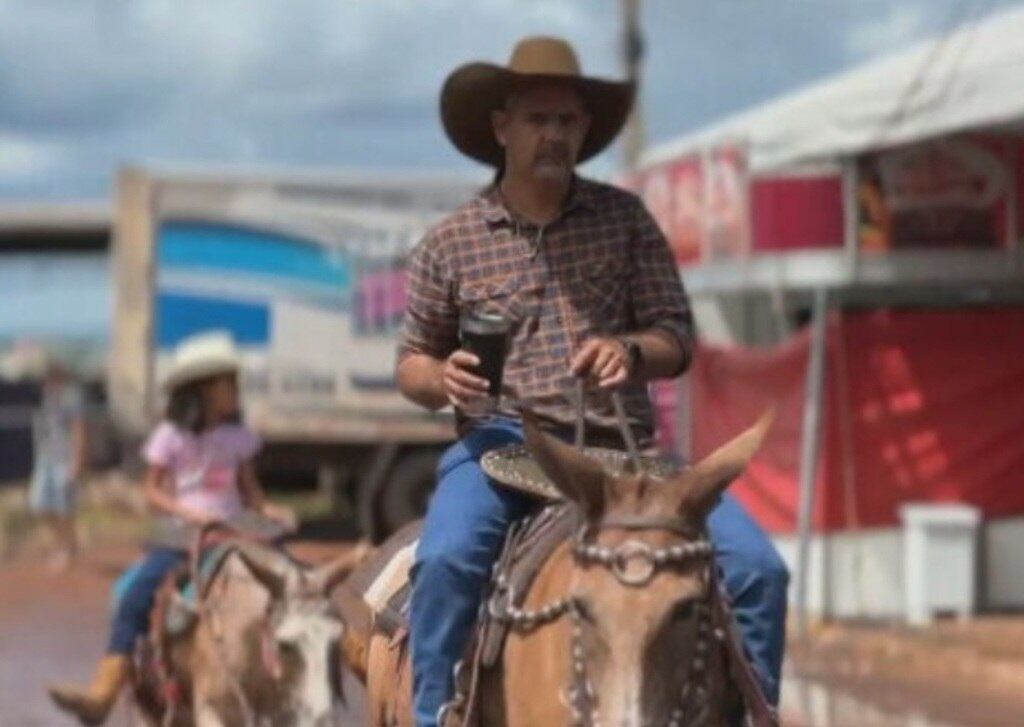 Crianças e adultos vestidos 'a caráter' fazem a apresentação pelas ruas de Iporá. E a festa também inclui a negociação de animais para novos interessados.