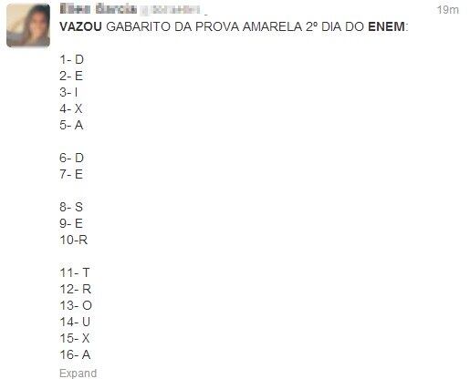 Os internautas usam as letras do gabarito para escrever mensagens que podem ser entendidas quando lidas na vertical. Esta, por exemplo, escreve: " Deixa de ser trouxa" 
