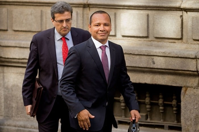 Em setembro do ano passado, a Justiça Federal já havia bloqueado R$ 188,8 milhões das empresas do atacante, referentes ao valor que a Receita aplicou de multa por sonegação de impostos em valores recebidos do Santos. Os responsáveis pela defesa de Neymar informaram na sexta-feira que ainda não haviam sido notificados sobre a denúncia feita pelo Ministério Público Federal junto à Justiça de Santos na quarta-feira